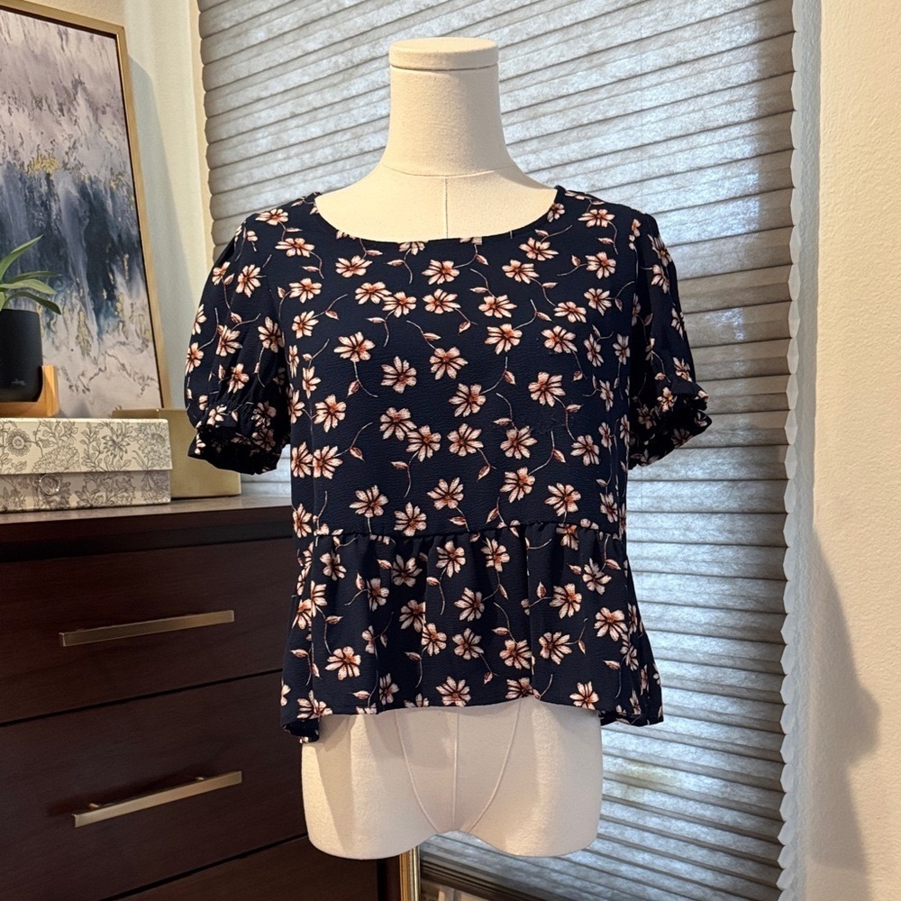 Woman's Hippie Rose Navy Floral Peplum Style Blouse. Size Small